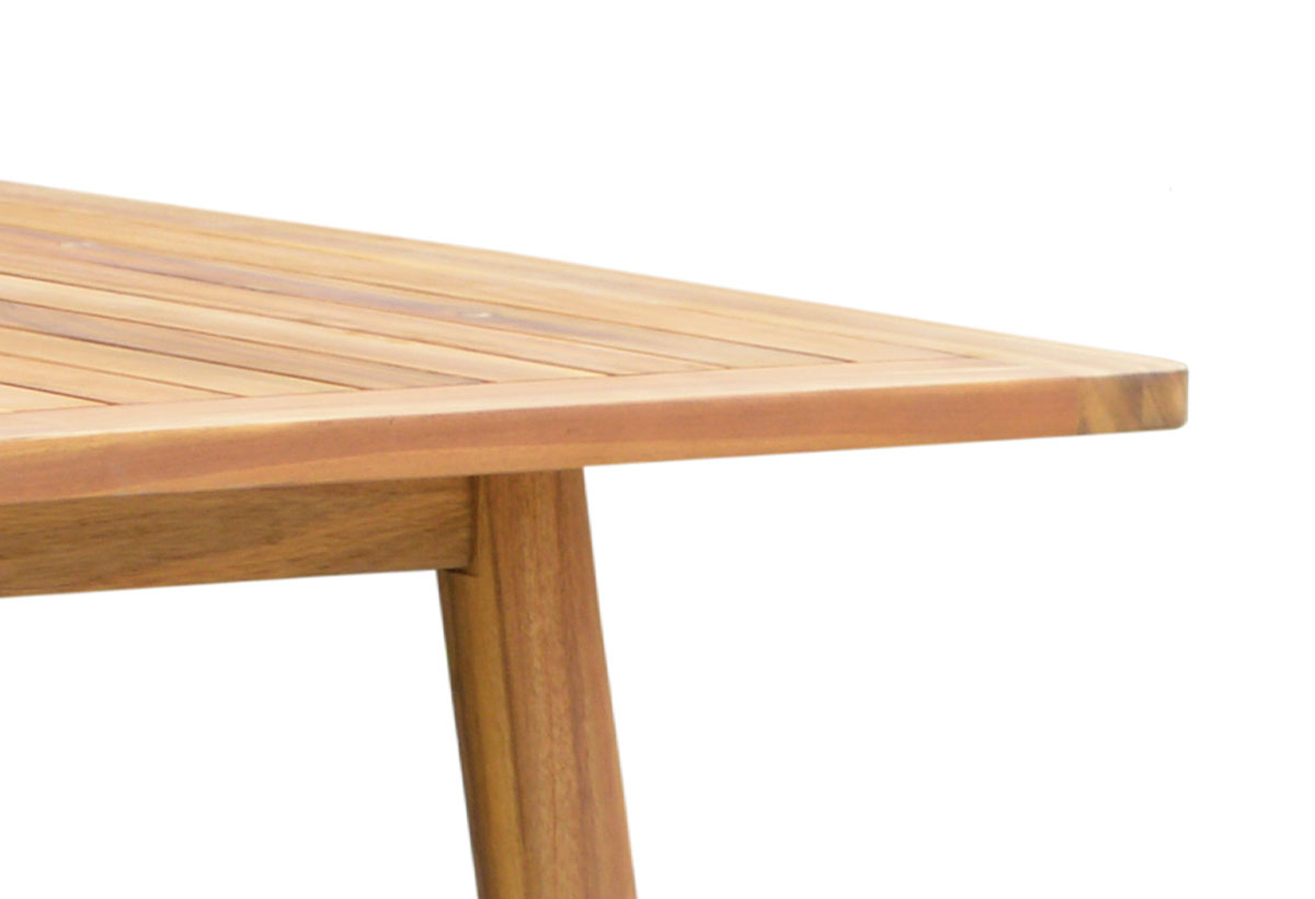 Απεικονίζεται το τραπέζι από άλλη λήψη.